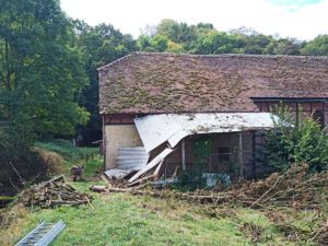 Die Scheune mit Hühnerauslauf - jetzt ohne Baum